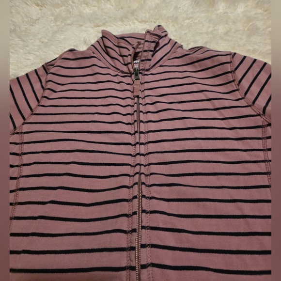 L.L. Bean Pink and Navy Top EUC - Picture 2 of 6
